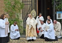 Fronleichnamsprozession fällt in Augsburg ins Wasser – Bischof Bertram feiert Gottesdienst in vollbesetztem Dom
