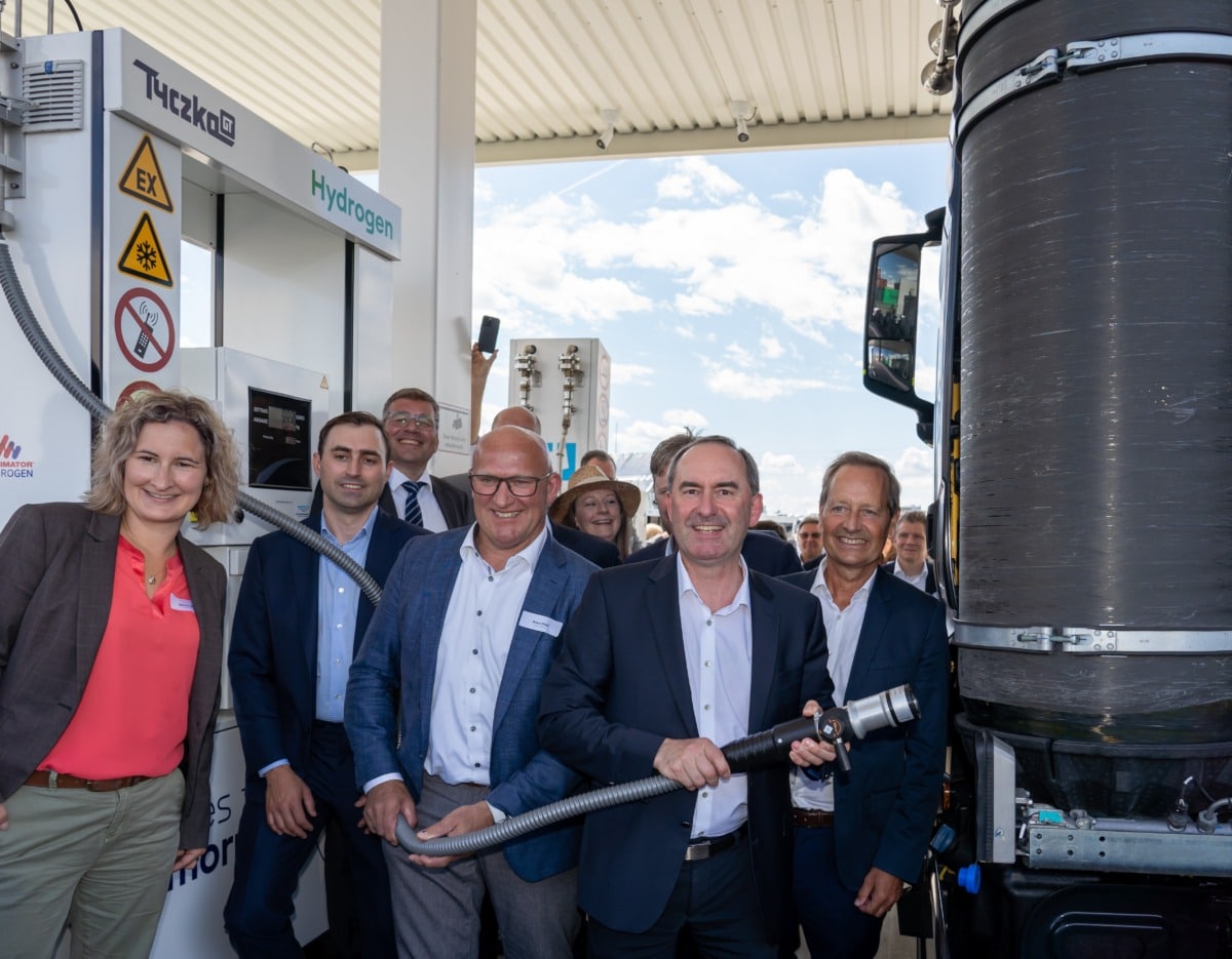 Wasserstofftankstelle in Gersthofen eröffnet - Aiwanger:"Essenziell für den Umbau auf ein nachhaltiges Energiesystem" 2 Wasserstofftankstelle In Gersthofen Eröffnet - Aiwanger:&Quot;Essenziell Für Den Umbau Auf Ein Nachhaltiges Energiesystem&Quot;