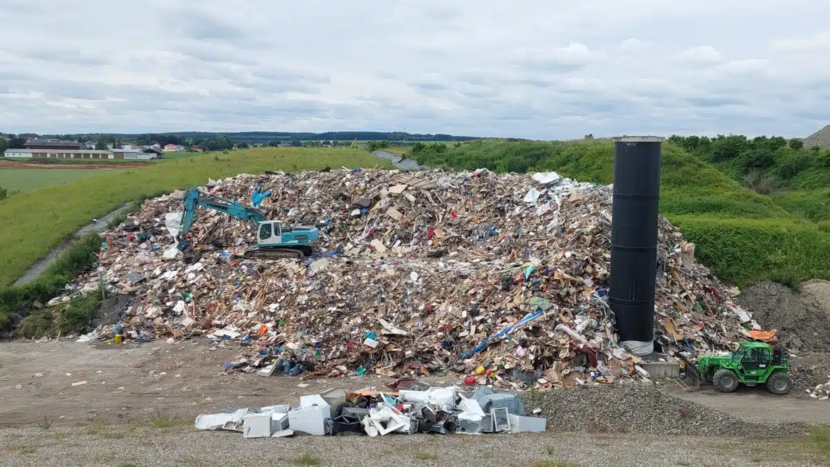 Gigantische Mengen | Bereits 25.000 Kubikmeter Sperrmüll nach Hochwasser im im Landkreis Günzburg eingesammelt