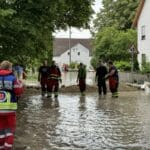 Einsatzkräfte geben Ort auf: Lindach bei Manching von Wasser eingeschlossen