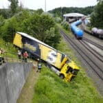 “Blind” auf Navi verlassen? Kurioser Unfall auf B16 bei Neuburg – Lastwagen rutscht durch Böschung