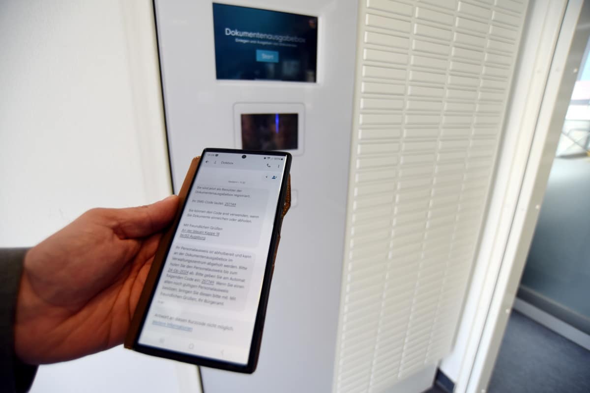 Ausweis Am Automaten | Stadt Augsburg Startet Mit Dokbox Einen Neuen Ausgabeservice Zur Abholung Von Dokumenten