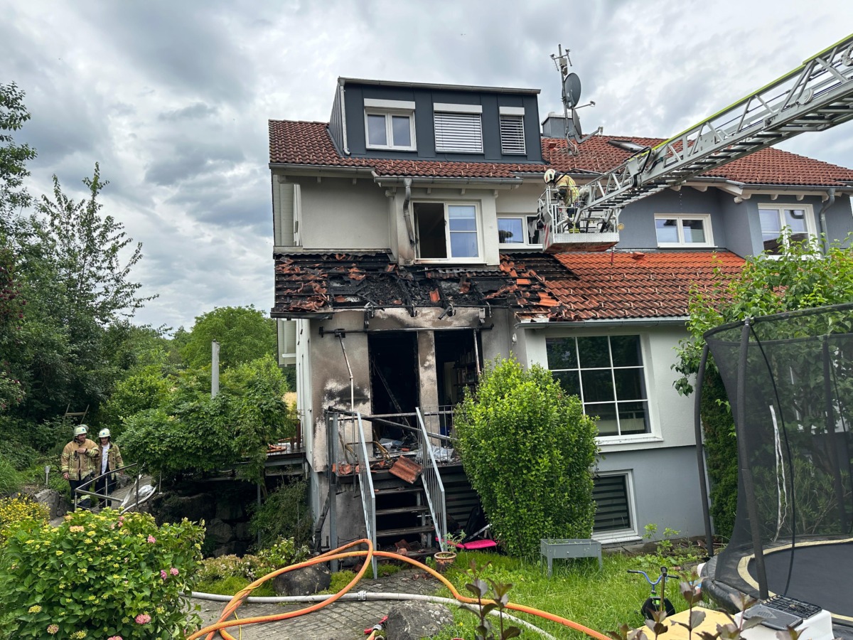 Doppelhaushälfte in Lindau wird durch Feuer schwer beschädigt 2 Doppelhaushälfte In Lindau Wird Durch Feuer Schwer Beschädigt