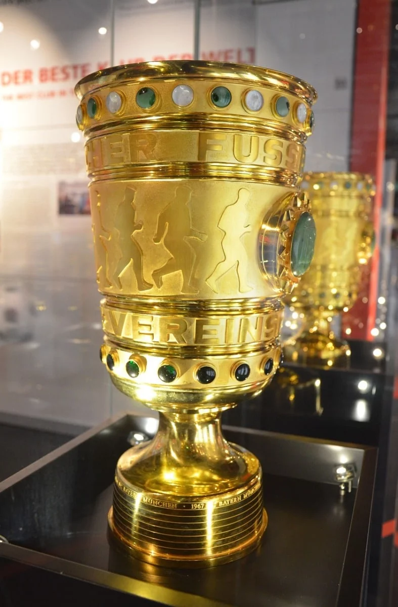 Der FC Augsburg muss im DFB-Pokal-Achtelfinale nach Karlsruhe  – Bayern München gegen Meister Leverkusen