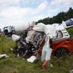 St2236 zwischen Eckental und Schnaittach | Elektro-Bulli-Fahrer stirbt bei Frontalcrash mit Betonmischer
