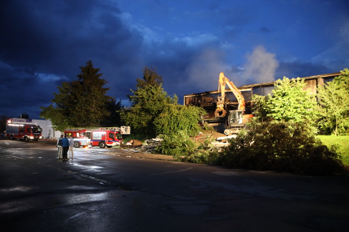 Brand In Industriehalle In Augsburg-Lechhausen Hält Feuerwehr In Atem - Abrissbagger Im Einsatz