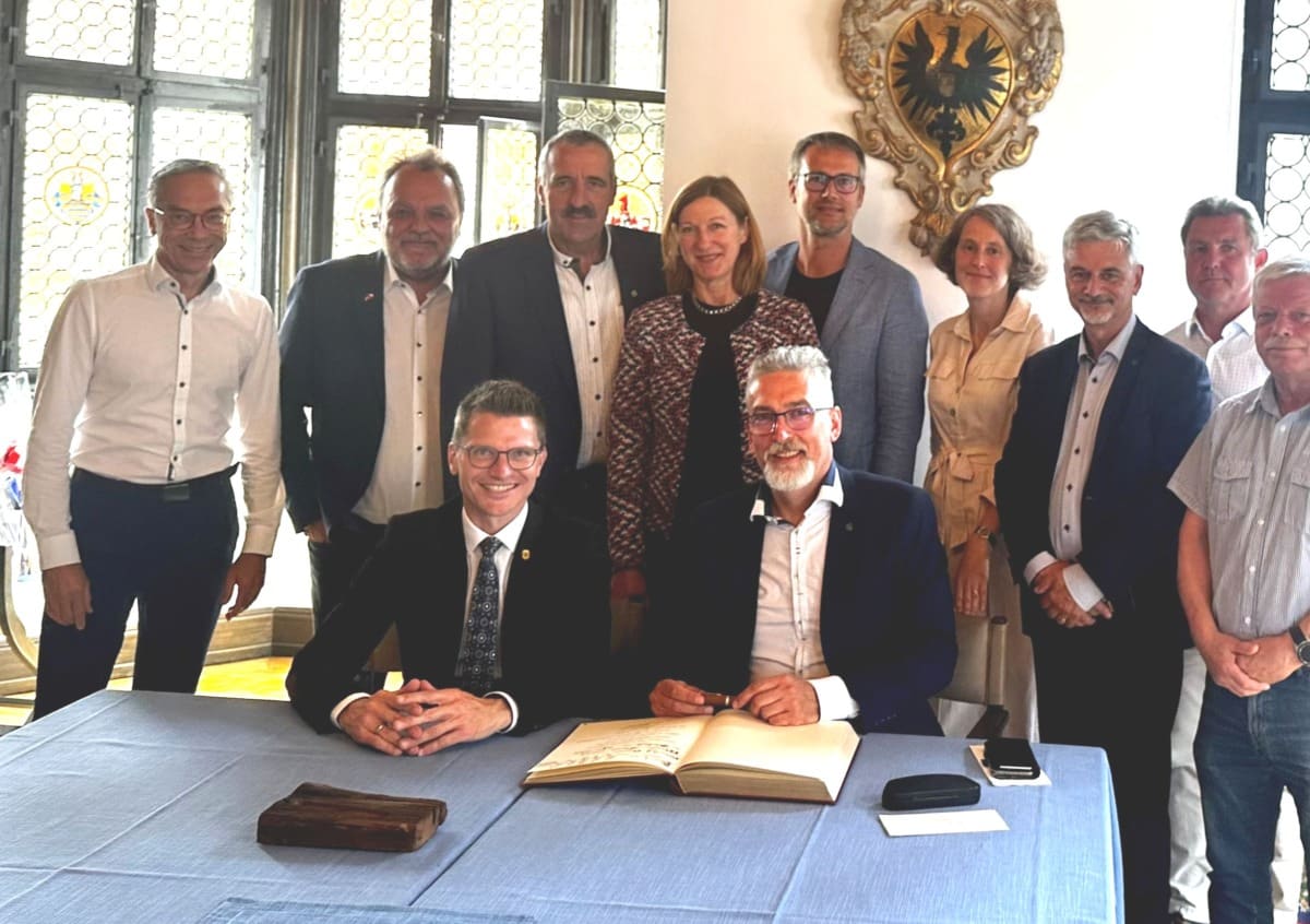 20240709_Eintrag ins Goldene Buch_Partnerstadt Olmütz1