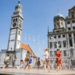 Der wohl coolste Wasserspielplatz Schwabens | Die PlayFountain steht wieder auf dem Augsburger Rathausplatz