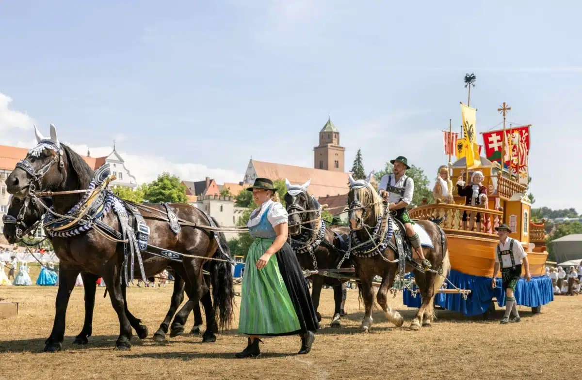 „Geschichte zum Anfassen“ | Schwäbischwerder Kindertag in Donauwörth feiert Historie mit buntem Programm
