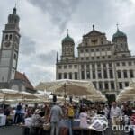 Augsburg feiert das Hohe Friedensfest mit der Friedenstafel auf dem Rathausplatz