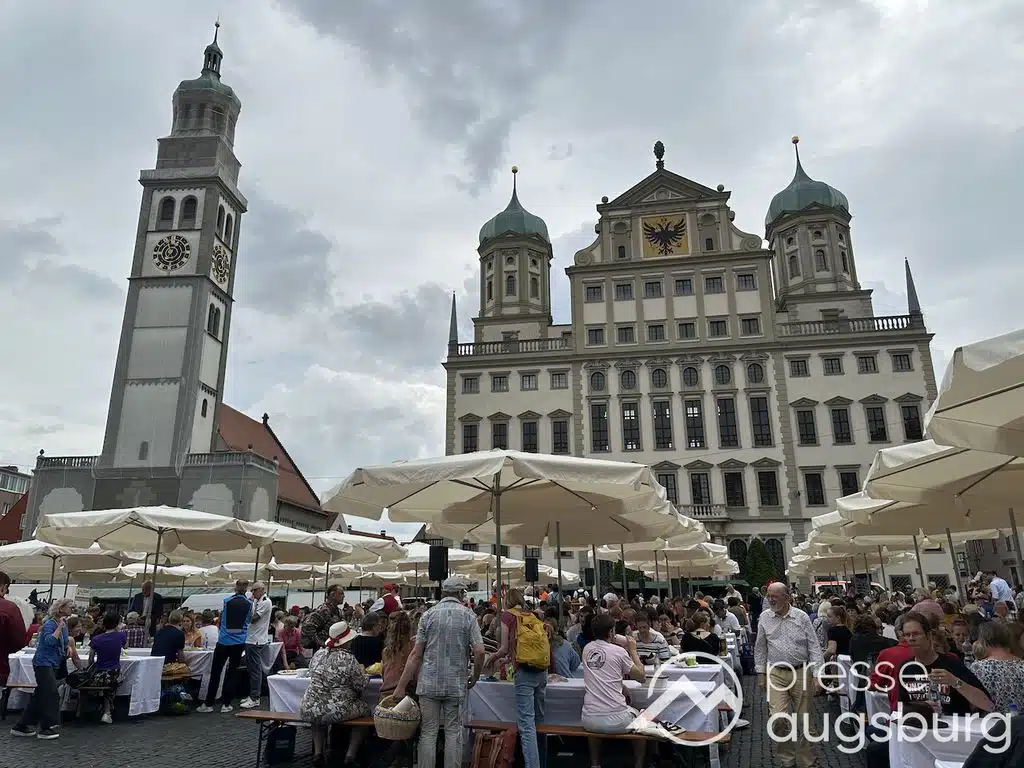 Augsburg feiert das Hohe Friedensfest mit der Friedenstafel auf dem Rathausplatz
