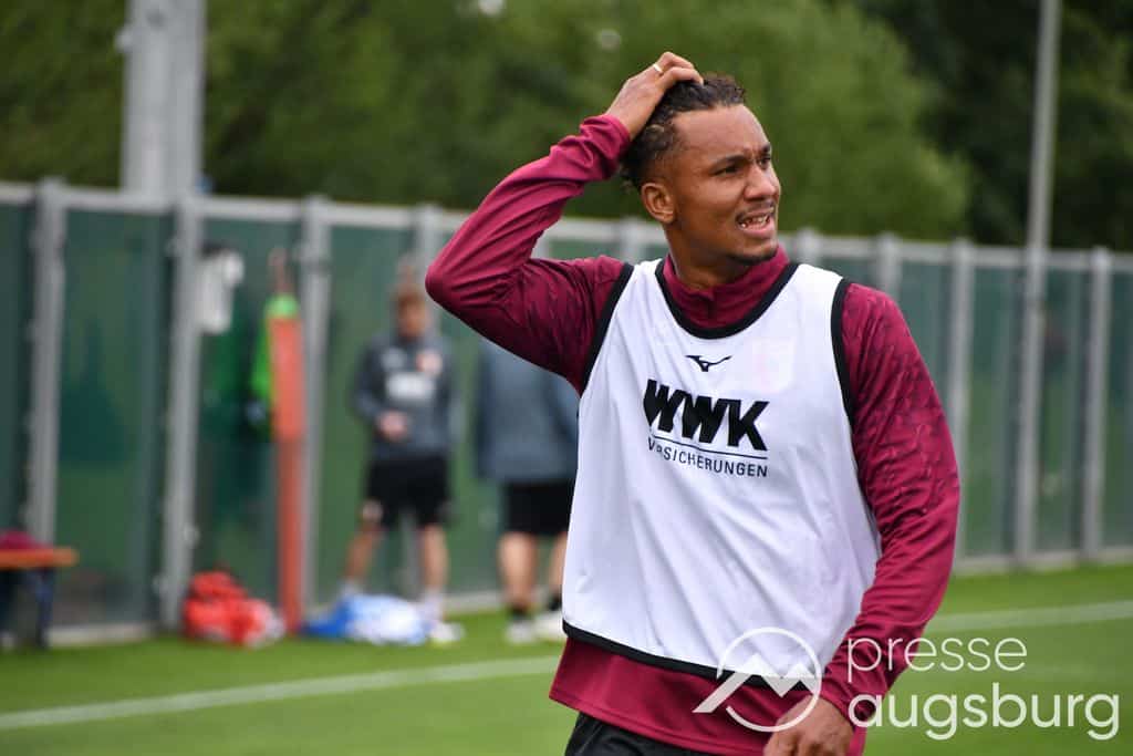 Wechsel im zweiten Anlauf | FC Augsburg-Verteidiger Uduokhai vor Transfer zu Besiktas Istanbul 3 Wechsel Im Zweiten Anlauf | Fc Augsburg-Verteidiger Uduokhai Vor Transfer Zu Besiktas Istanbul