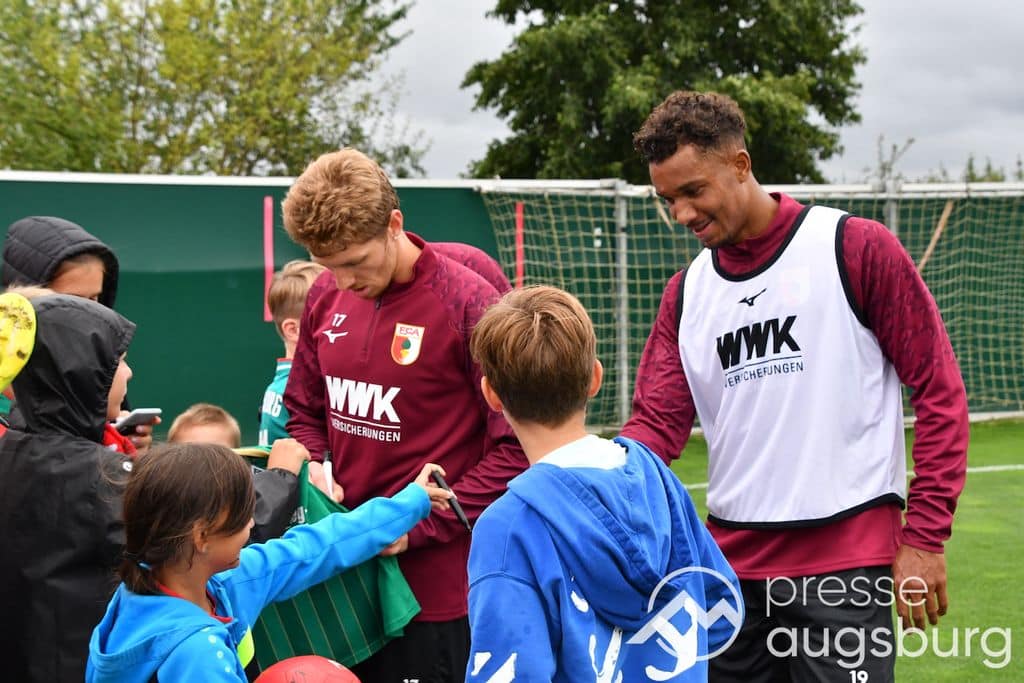 Wechsel im zweiten Anlauf | FC Augsburg-Verteidiger Uduokhai vor Transfer zu Besiktas Istanbul 4 Wechsel Im Zweiten Anlauf | Fc Augsburg-Verteidiger Uduokhai Vor Transfer Zu Besiktas Istanbul