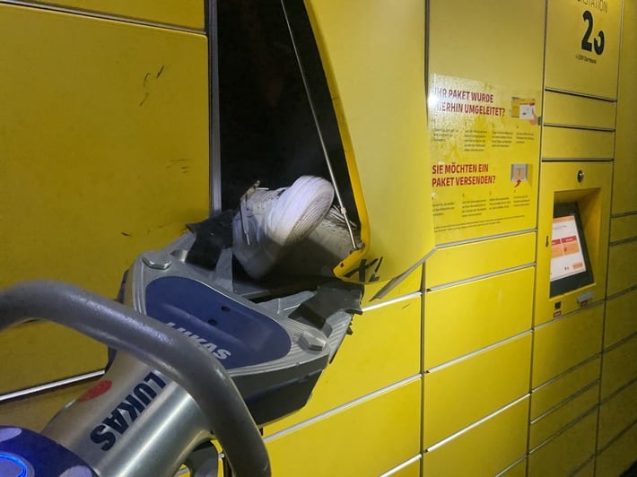 Kurioser Feuerwehreinsatz in Dortmund | Jugendlicher in Packstation eingeschlossen