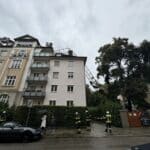 München | Baukran auf Wohnhaus gestürzt – Gegengewicht von acht Tonnen durchschlägt Wohnung