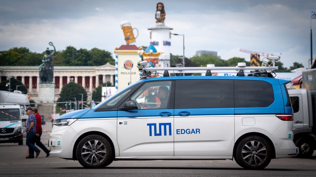 Härtetest für KI | Forschende der TUM erproben selbstfahrenden Kleinbus direkt am Münchner Oktoberfest