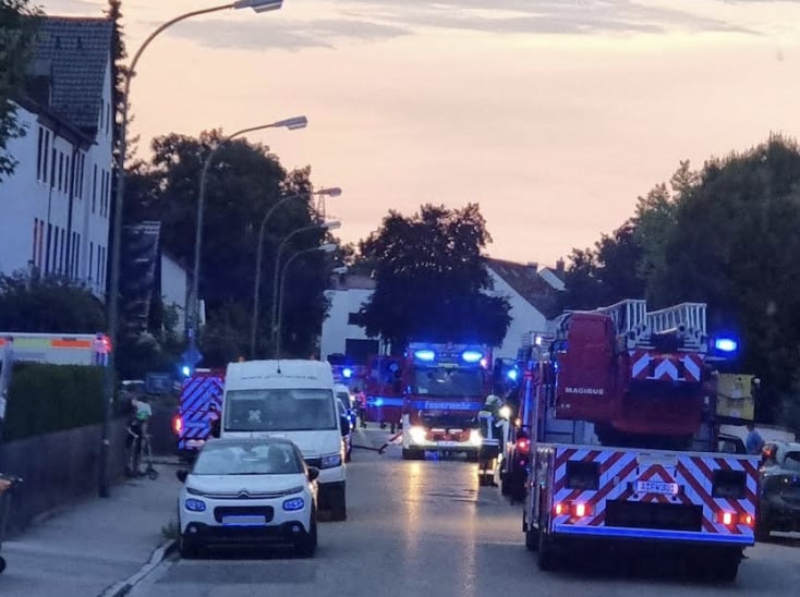 Zimmerbrand in Augsburg-Haunstetten | 54 Personen evakuiert 2 Zimmerbrand In Augsburg-Haunstetten | 54 Personen Evakuiert