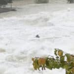 München | Rettungshubschrauber rettet Mann aus der Isar
