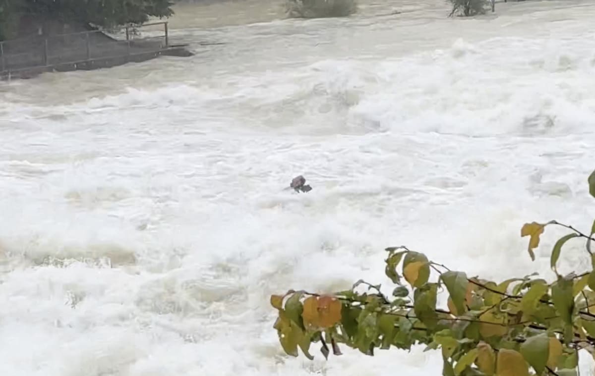 München | Rettungshubschrauber rettet Mann aus der Isar