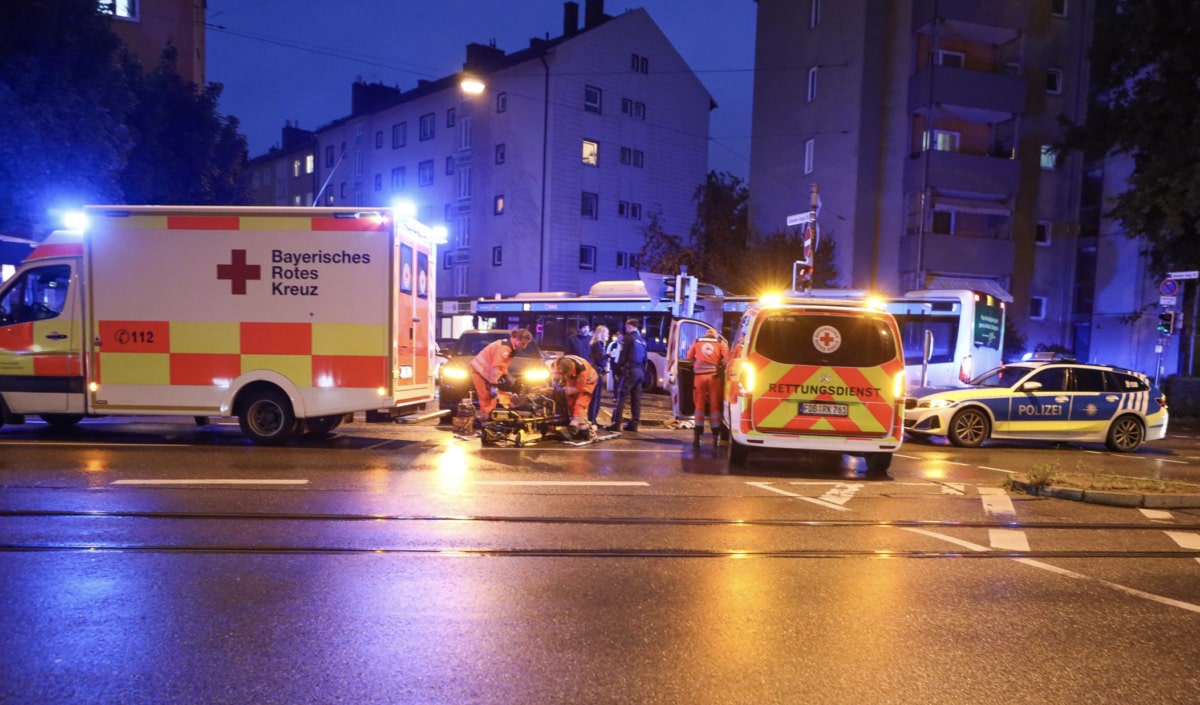 Schwerer Unfall in Augsburg | Fußgängerin wird von PKW erfasst und schwer verletzt 2 Schwerer Unfall In Augsburg | Fußgängerin Wird Von Pkw Erfasst Und Schwer Verletzt