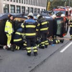 München | 94-Jähriger fährt mit Auto gegen geparktes Fahrzeug und kippt auf die Seite