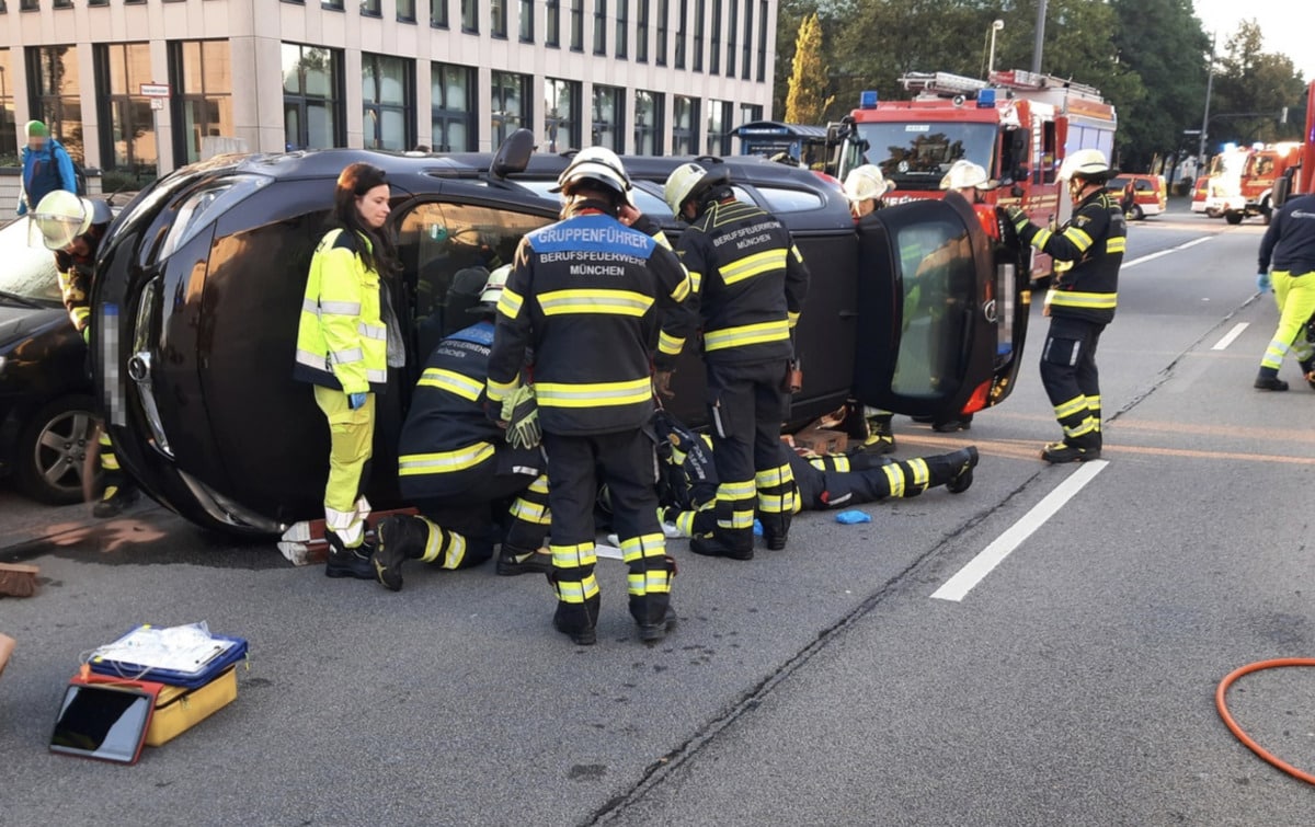 München | 94-Jähriger fährt mit Auto gegen geparktes Fahrzeug und kippt auf die Seite