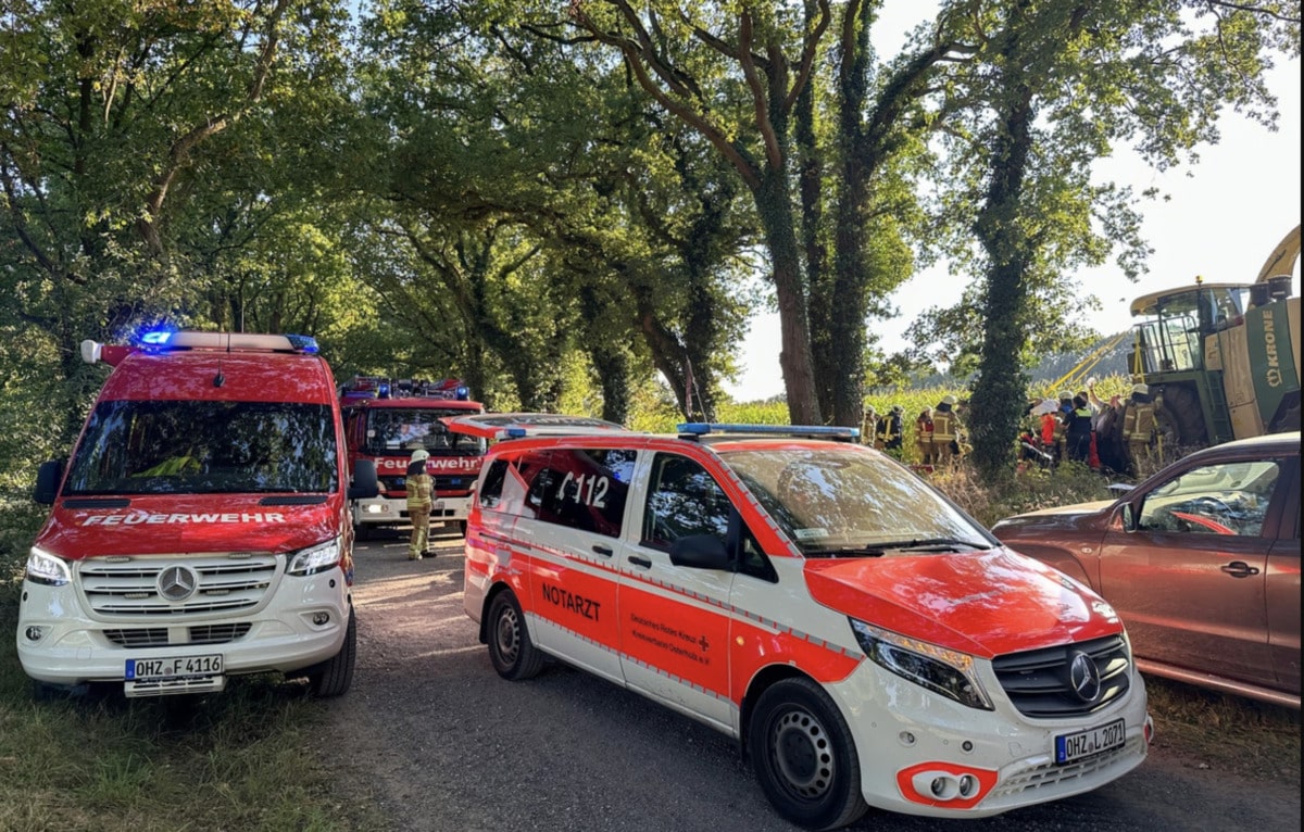 Horrorunfall bei Bremen | 19-Jähriger gerät in Maishäcksler – Not-OP auf Maisfeld
