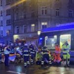 München | 31-jähriger Fußgänger von Trambahn erfasst und schwer verletzt