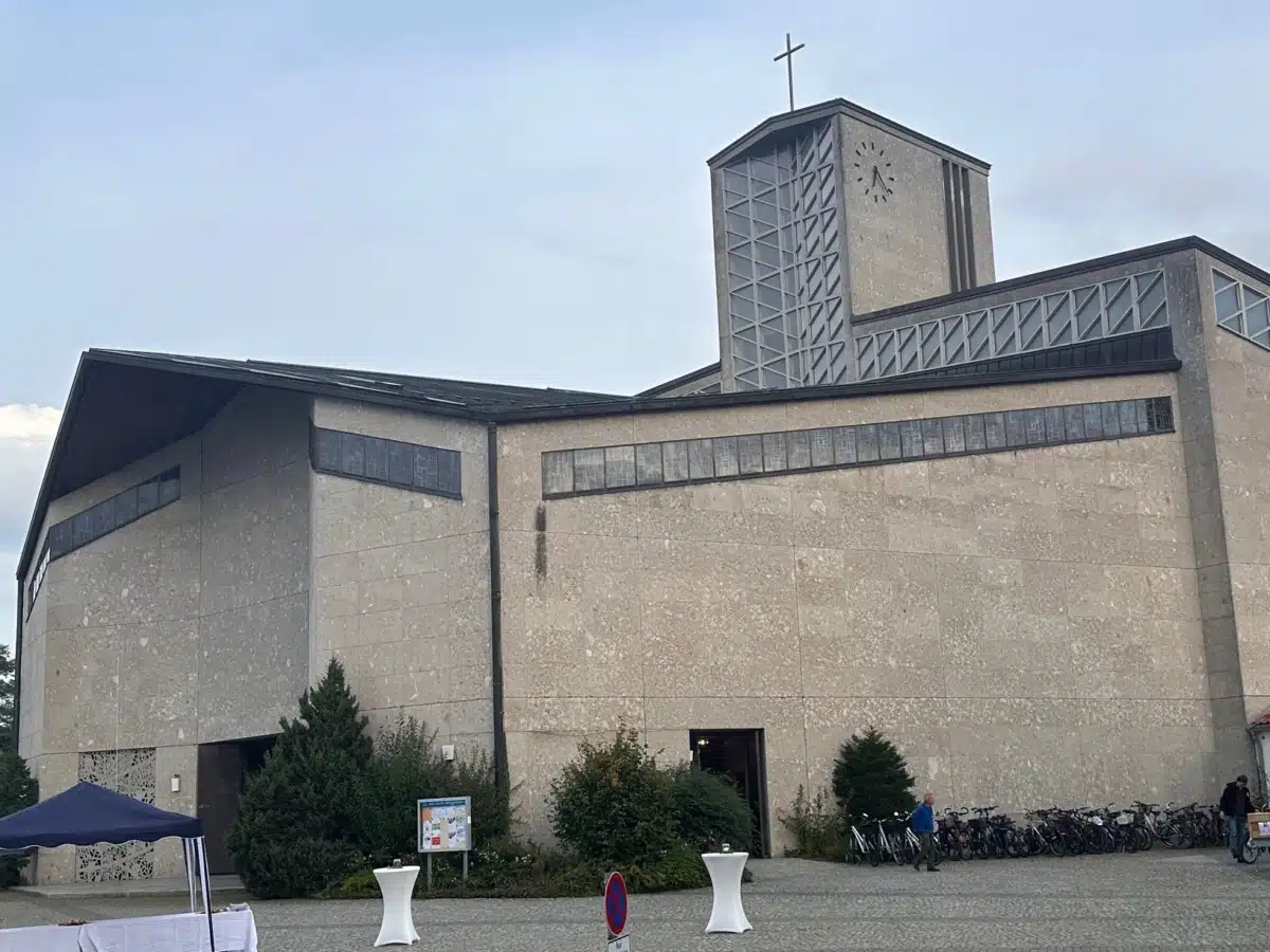 Abschied von „Zu den Acht Seligkeiten“ | Kirche in Füssen wird abgebrochen und macht Platz für Kindergarten