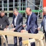 Justus-von-Liebig-Gymnasium in Neusäß: Richtfest für die generalsanierte Sporthalle