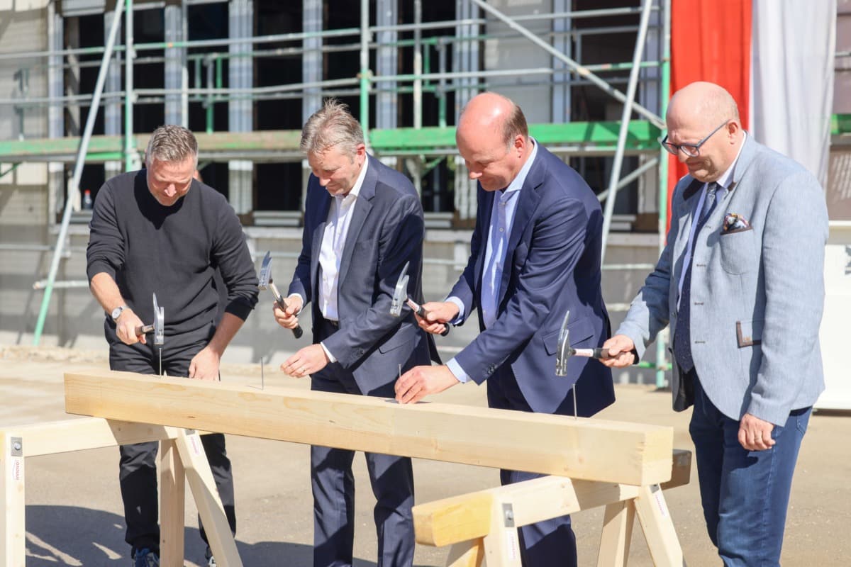 Justus-von-Liebig-Gymnasium in Neusäß: Richtfest für die generalsanierte Sporthalle