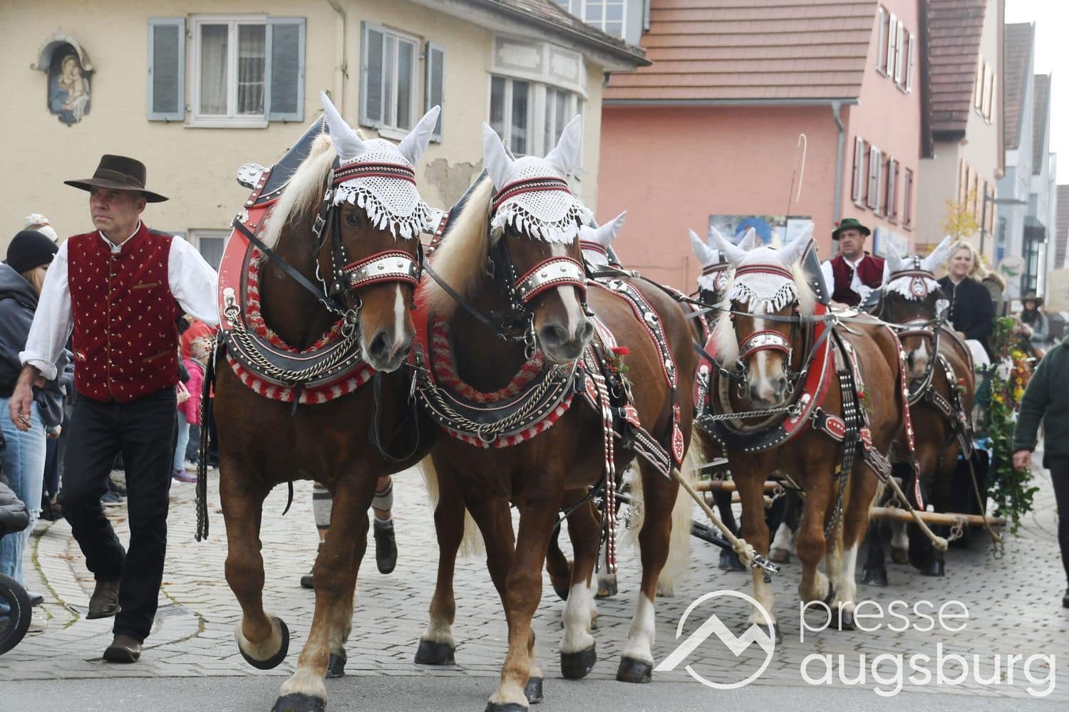 Leonhardiritt Weißenhorn | Feierlicher Umzug mit langer Geschichte sorgt für Straßensperrungen und Umleitungen 53 Leonhardiritt Weißenhorn | Feierlicher Umzug Mit Langer Geschichte Sorgt Für Straßensperrungen Und Umleitungen
