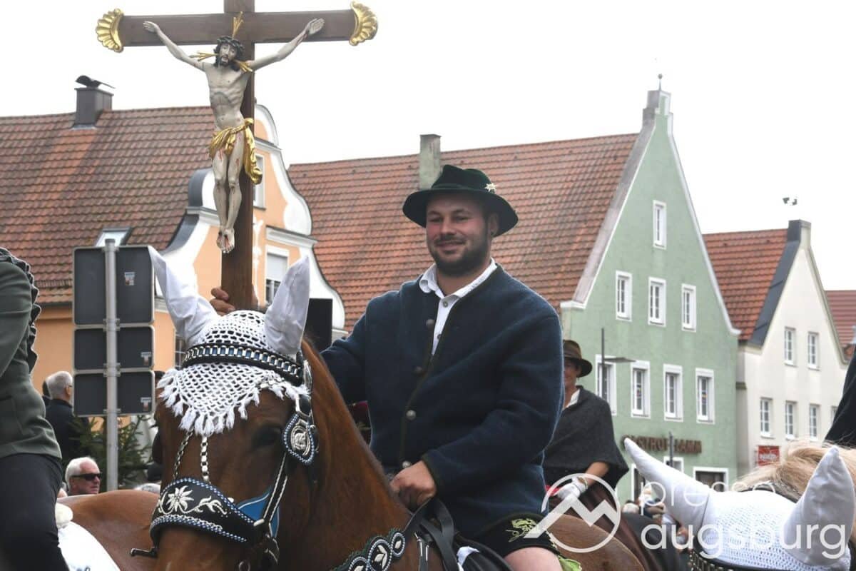 Ein Brauch mit Tradition | Der Weißenhorner Leonhardiritt lockte wieder einmal in die Stadt an der Roth