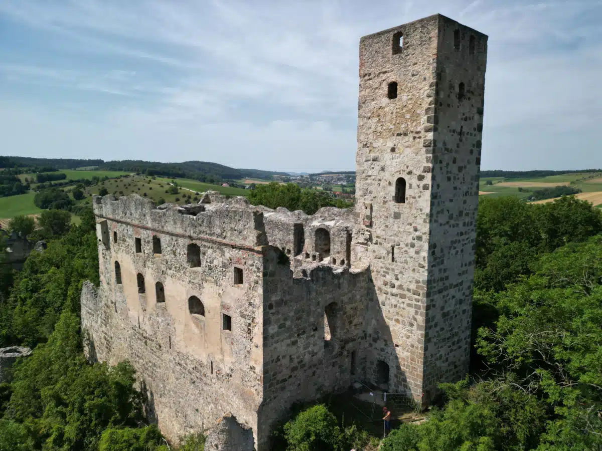 Burgruine Niederhaus in Hürnheim: Neue Informationstafeln für eine historische Entdeckungsreise