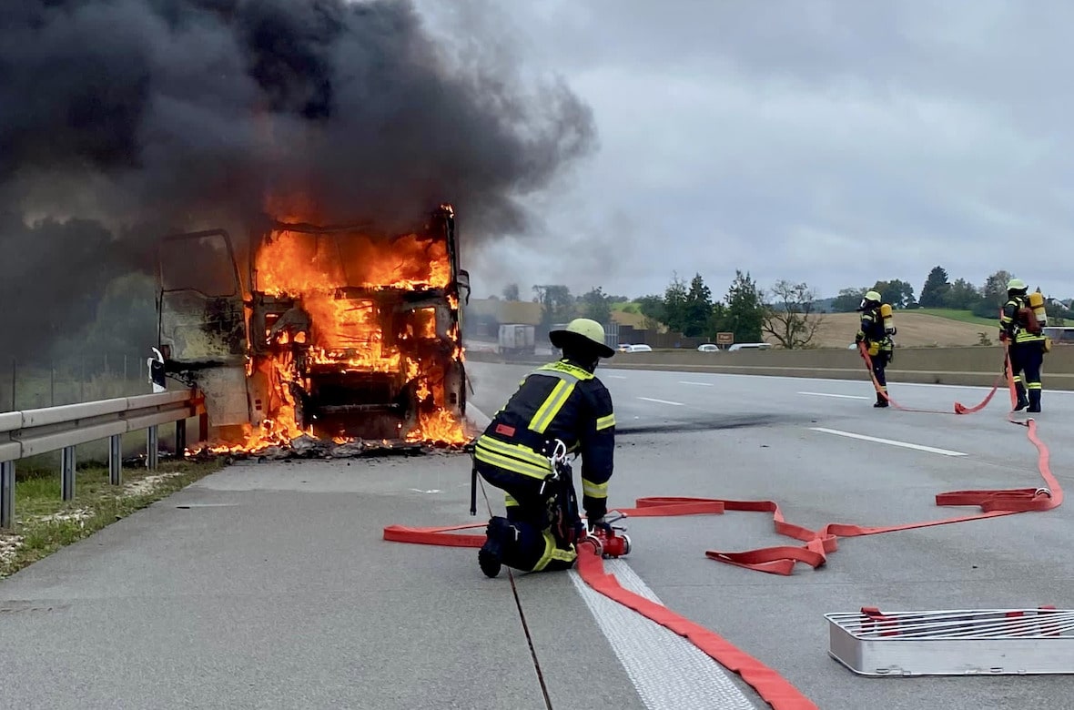 A8 bei Dasing | LKW steht in Vollbrand 2 A8 Bei Dasing | Lkw Steht In Vollbrand