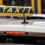 Vor Asylunterkunft in Bergkirchen | Dunkelhäutiger Mann raubt Taxifahrer aus und flüchtet