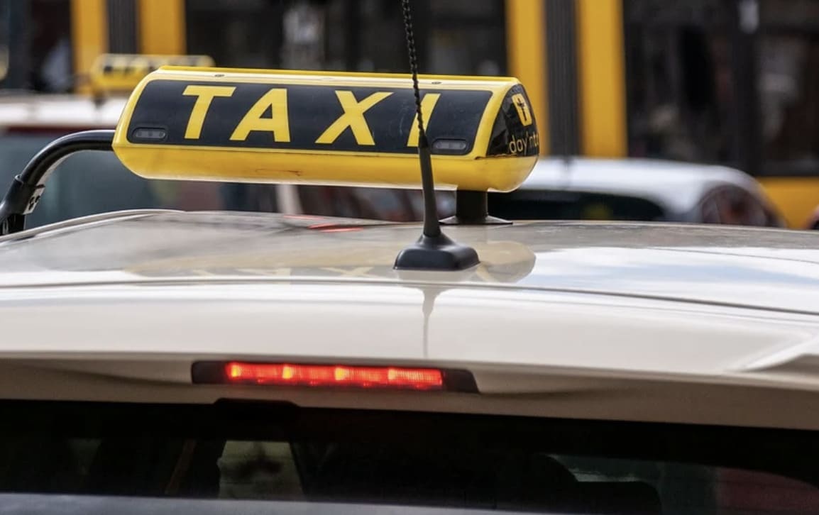 Vor Asylunterkunft in Bergkirchen | Dunkelhäutiger Mann raubt Taxifahrer aus und flüchtet
