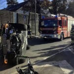 München | BMW landet nach Unfall auf der Seite – Fahrerin verletzt