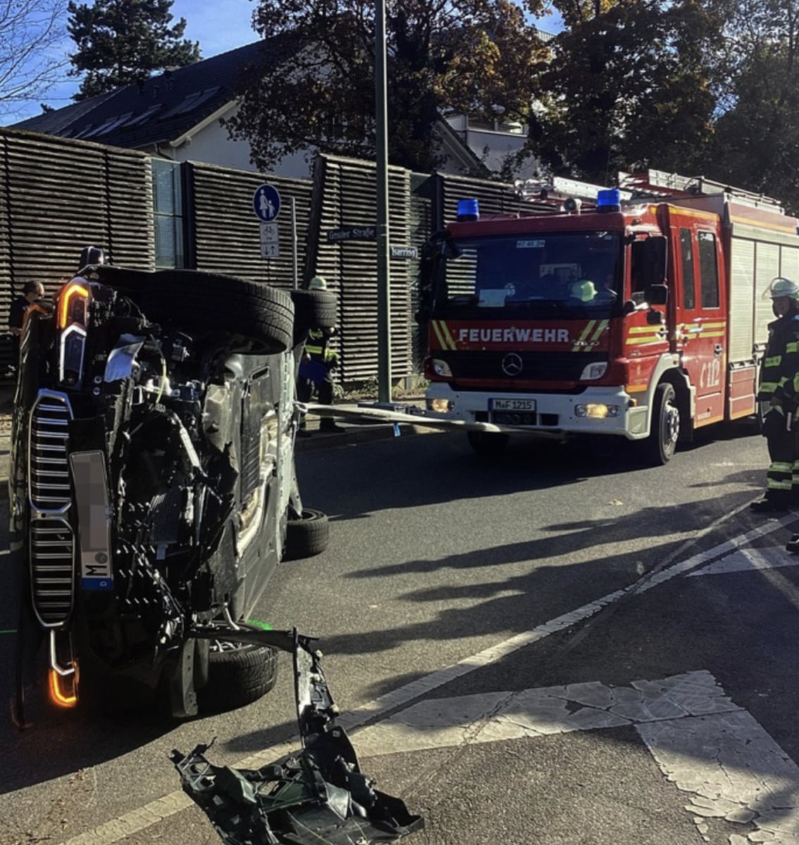 München | BMW landet nach Unfall auf der Seite – Fahrerin verletzt
