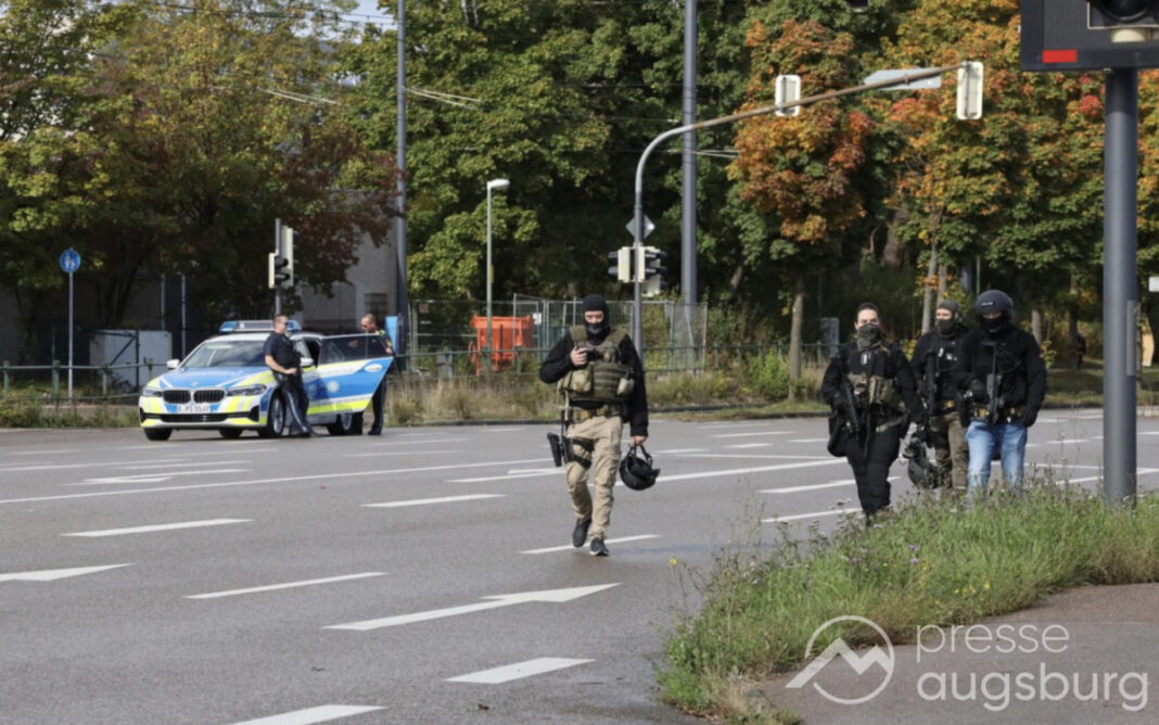 SEK Beamte am Einsatzort | Foto: Bruder
