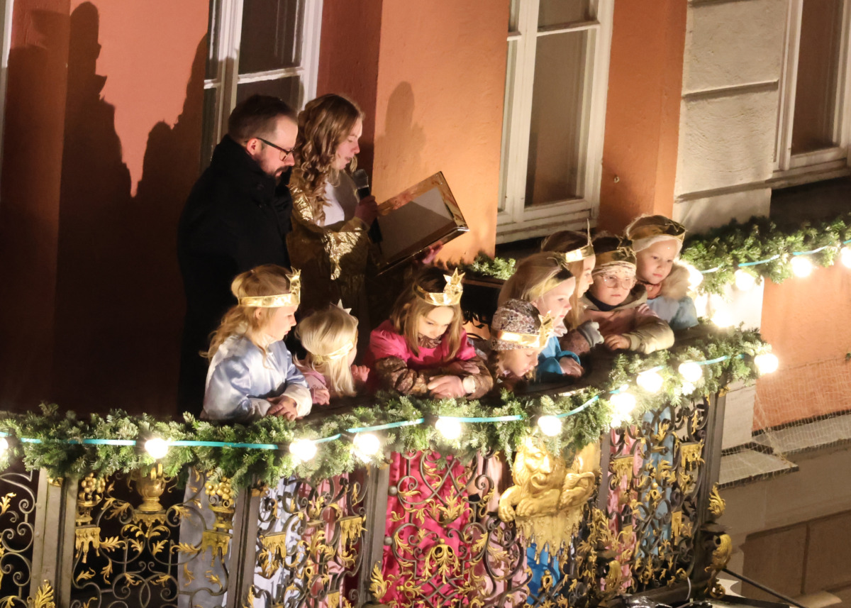 Weihnachtszauber mit dem Christkindle | Stimmungsvolle Eröffnung des Memminger Christkindlesmarkts