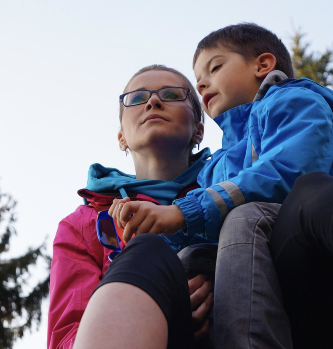 Wenn die Welt unsicher wirkt: Mit Kindern über Politik sprechen – Erziehungsberater gibt Tipps Wenn die Welt unsicher wirkt: Mit Kindern über Politik sprechen – Erziehungsberater gibt Tipps