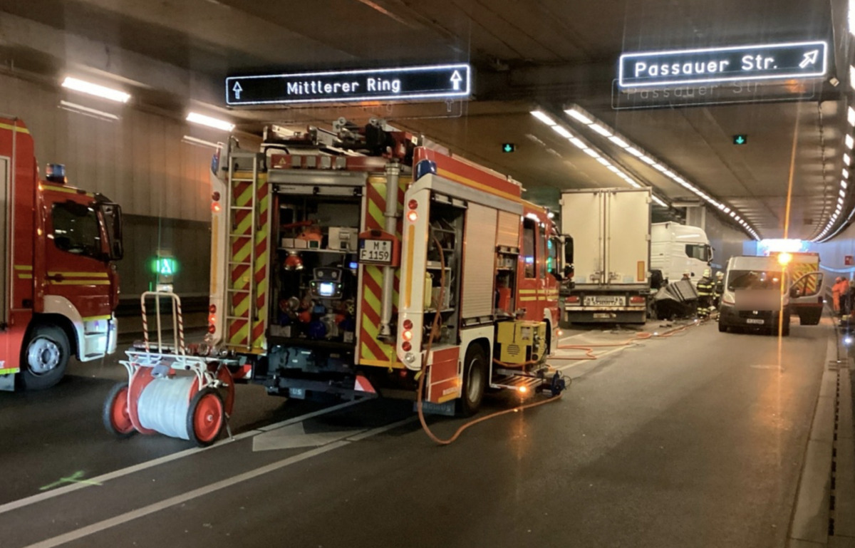 Feuerwehreinsatz in München: LKW-Bergungsarbeiten im Heckenstallertunnel blockieren Südröhre
