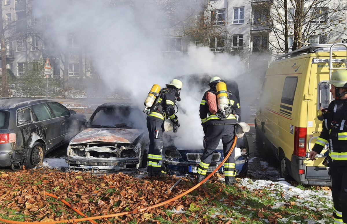 Pkw-Brand in München verursacht Totalschäden an drei Fahrzeugen
