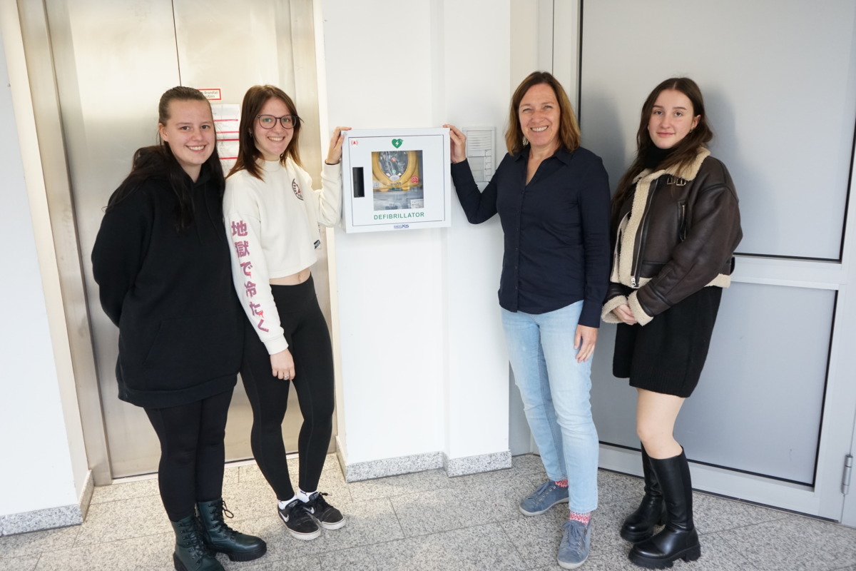 Leben retten: Neuer Defibrillator an den Pflegeschulen des Diako in Augsburg-Pfersee