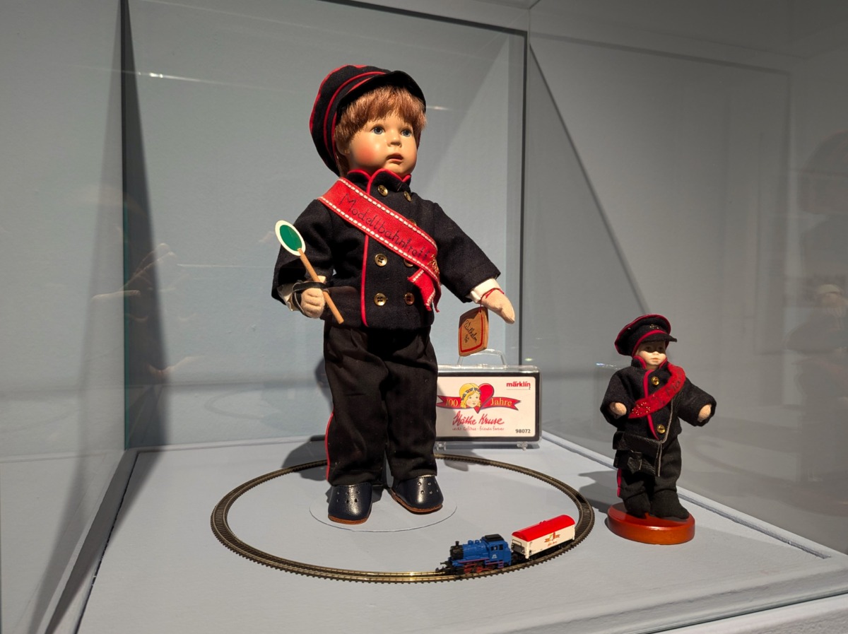 „Weite Welt auf kleiner Schiene – Die Geschichte der Eisenbahn im Modell“ – Ausstellung im Käthe-Kruse-Puppen-Museum