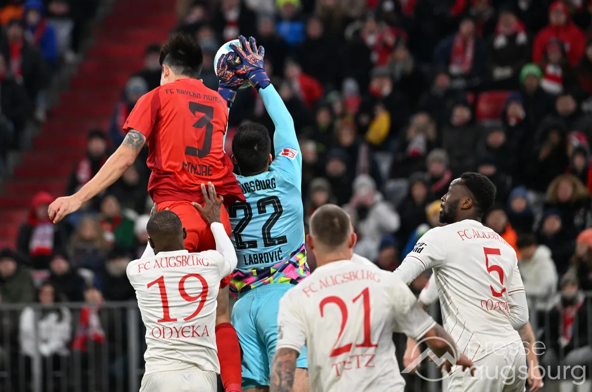 „Bis zu den zwei Elfmetern haben wir es gut verteidigt.” | Die Stimmen zur 0:3 Auswärtsniederlage des FCA bei den Bayern
