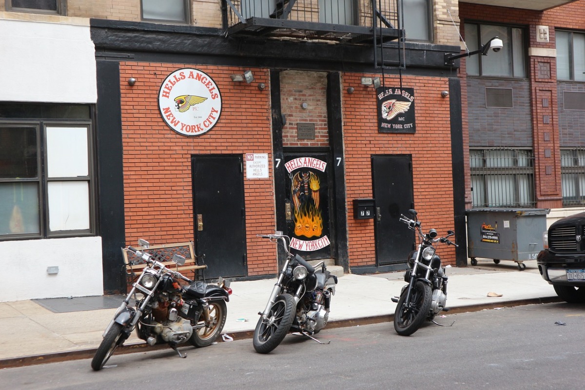 Hells Angels eröffnen Clubheim in Altenmarkt an der Alz – 200 Polizeibeamte führen Kontrollen durch