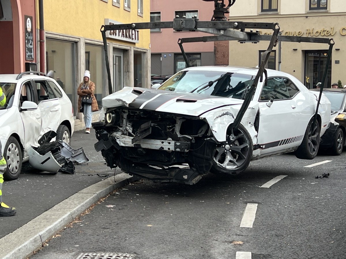 Würzburg | Autodieb klaut Sportwagen und rast durch die Innenstadt: 26-jähriger Mann nach schwerem Unfall festgenommen