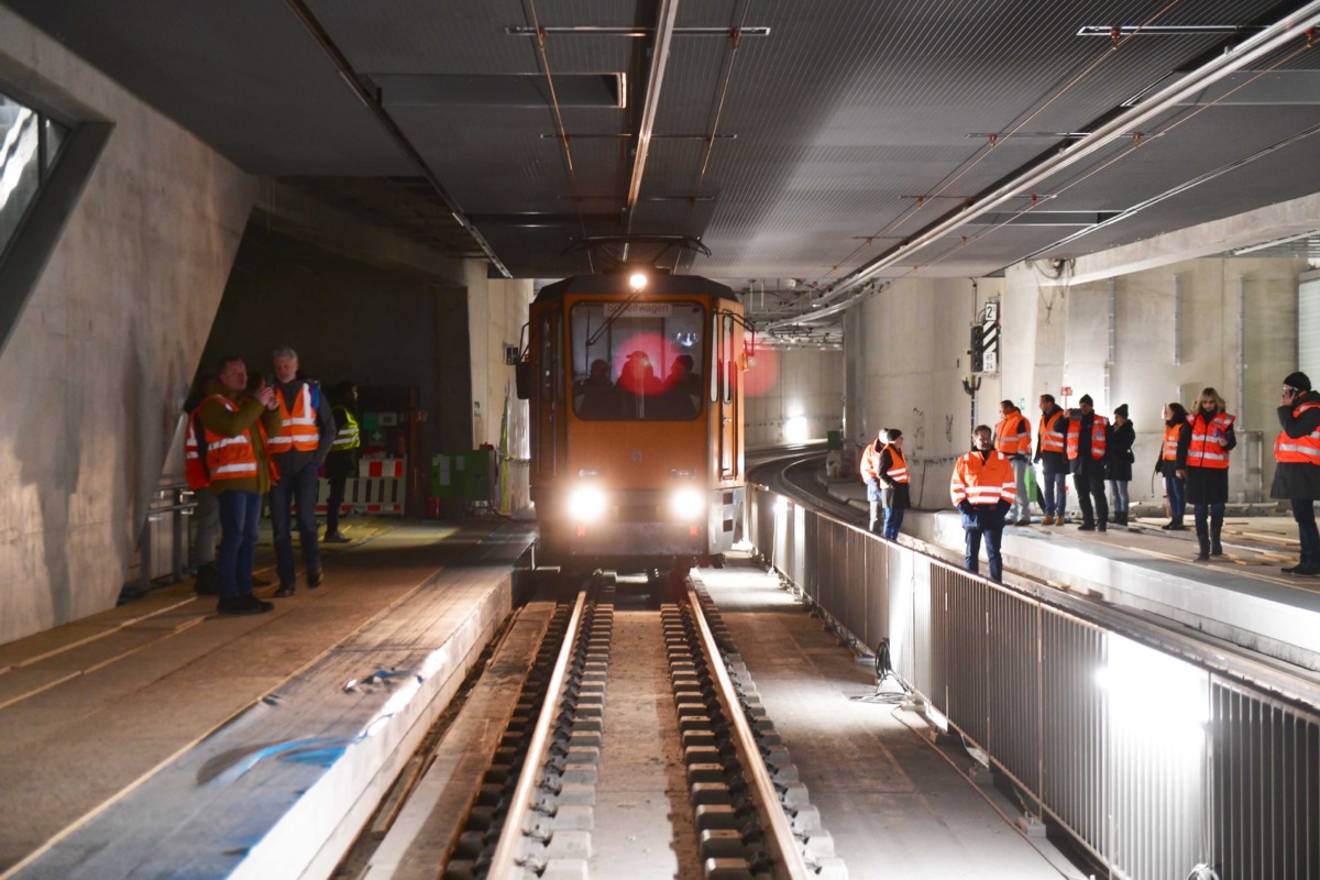Fortschritte bei der Straßenbahnhaltestelle unter dem Augsburger Hauptbahnhof